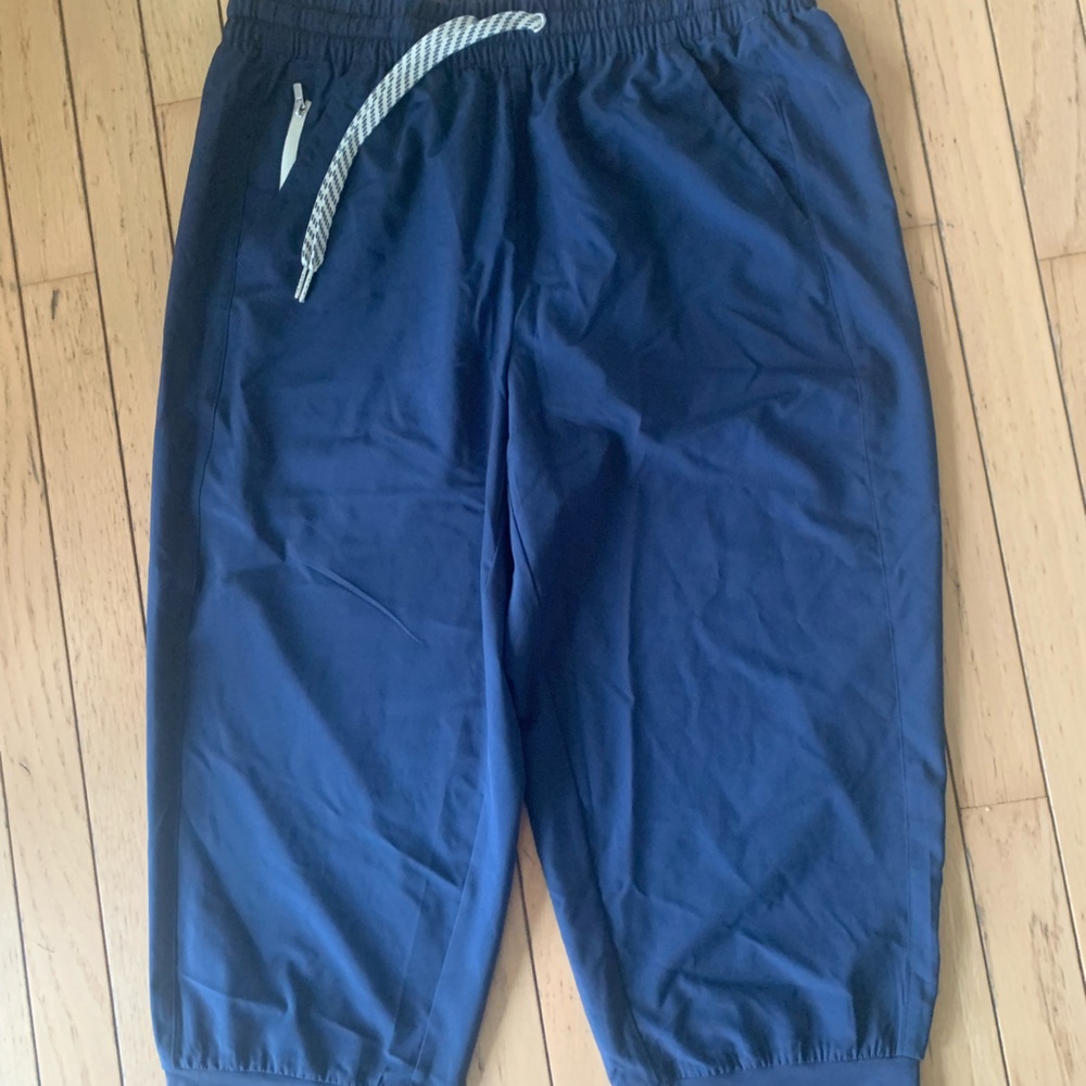 Reitmans hyba light capri navy size large. Like new!